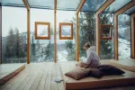 Moderner Innenraum mit meditierenden Personen und Bergblick