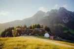 Berglandschaft mit einer Lodge und Wiesen