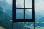 Bergsicht durch einen großen Fensterrahmen