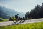 Zwei Radfahrer auf einer malerischen Bergstraße unterwegs