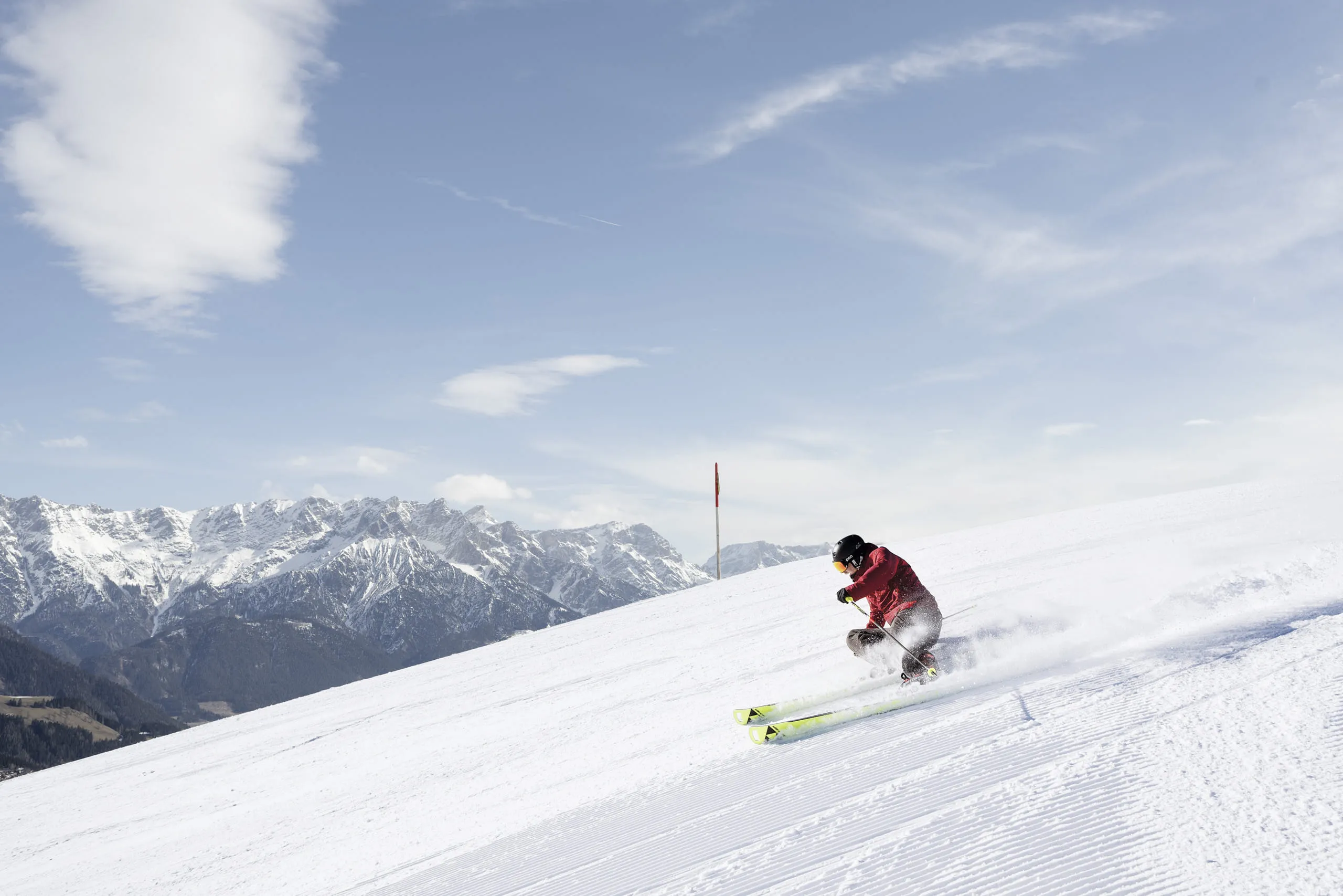Skifahrer auf einer Abfahrt in Leogang