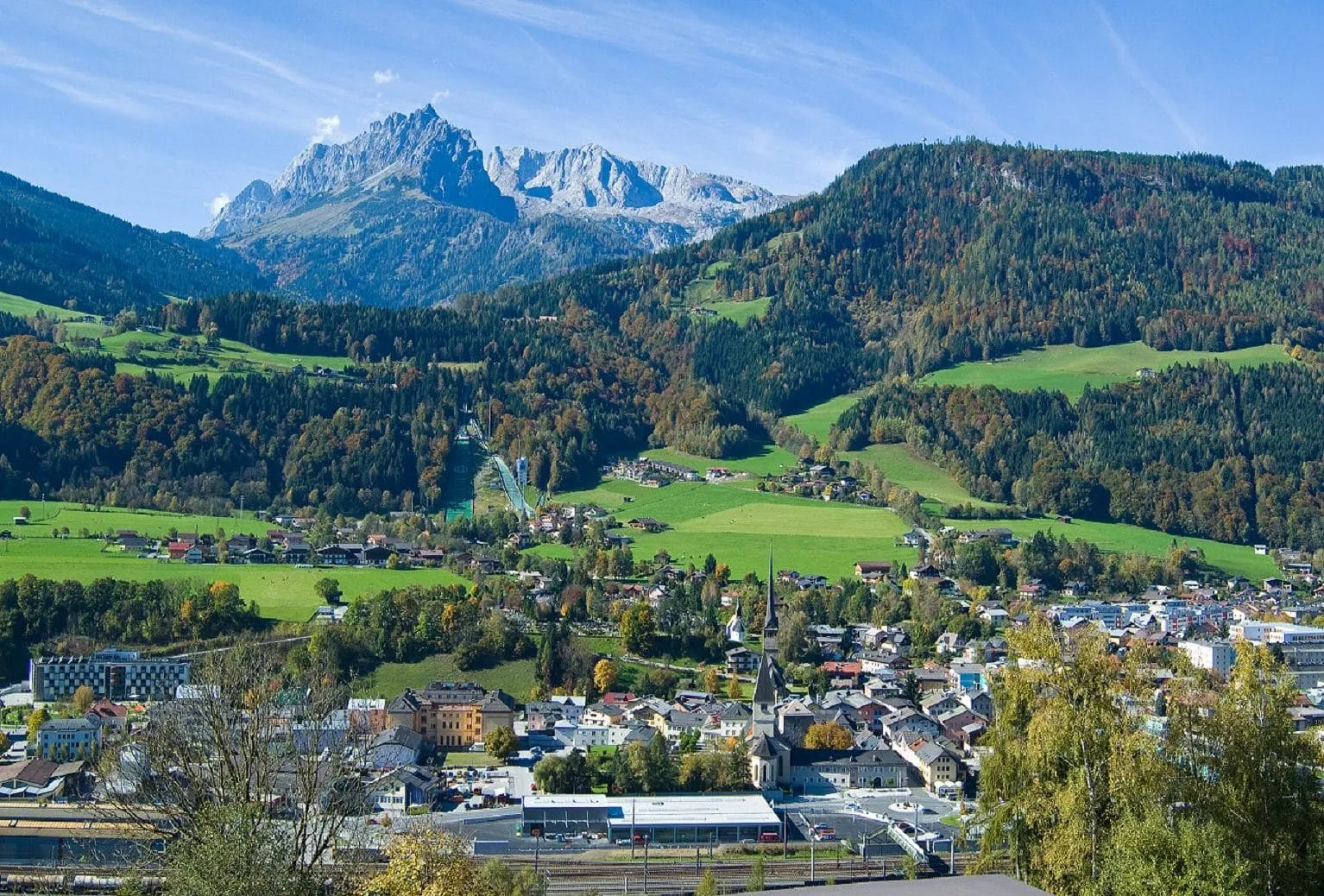 Landschaftsblick auf Bischofshofen mit Bergen und Wald im Hintergrund